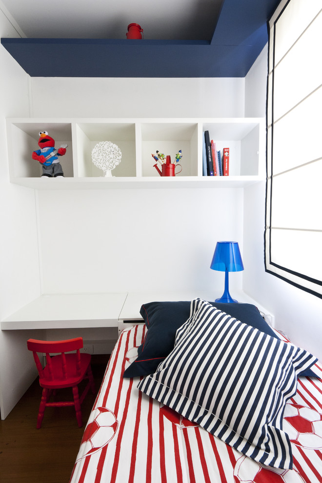 Idées déco pour une chambre d'enfant contemporaine avec un mur blanc.