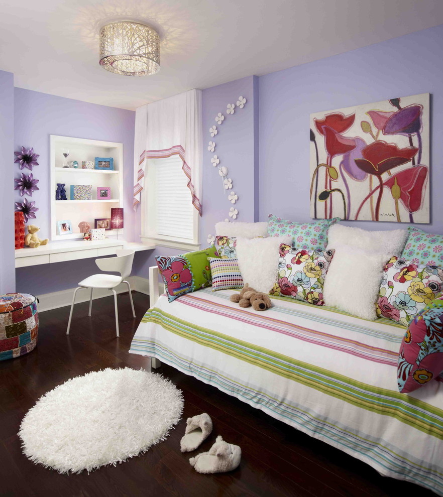 Exempel på ett mellanstort eklektiskt barnrum kombinerat med sovrum, med lila väggar och mörkt trägolv