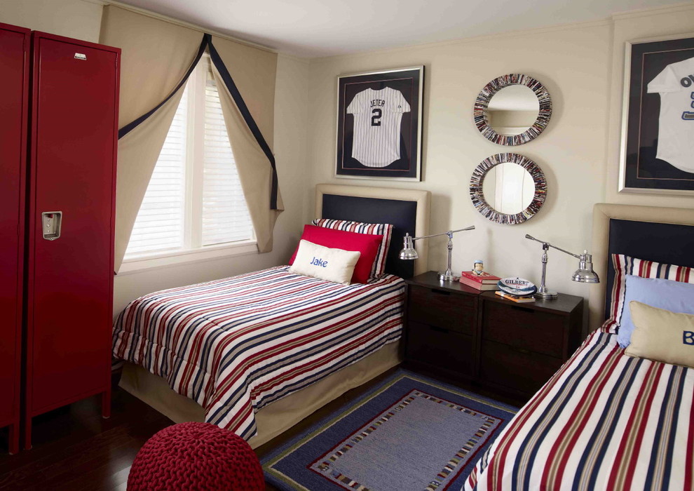 Idéer för att renovera ett mellanstort vintage pojkrum kombinerat med sovrum och för 4-10-åringar, med beige väggar och mörkt trägolv