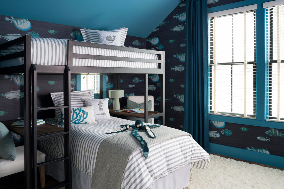 Cette photo montre une chambre d'enfant bord de mer avec un mur bleu.