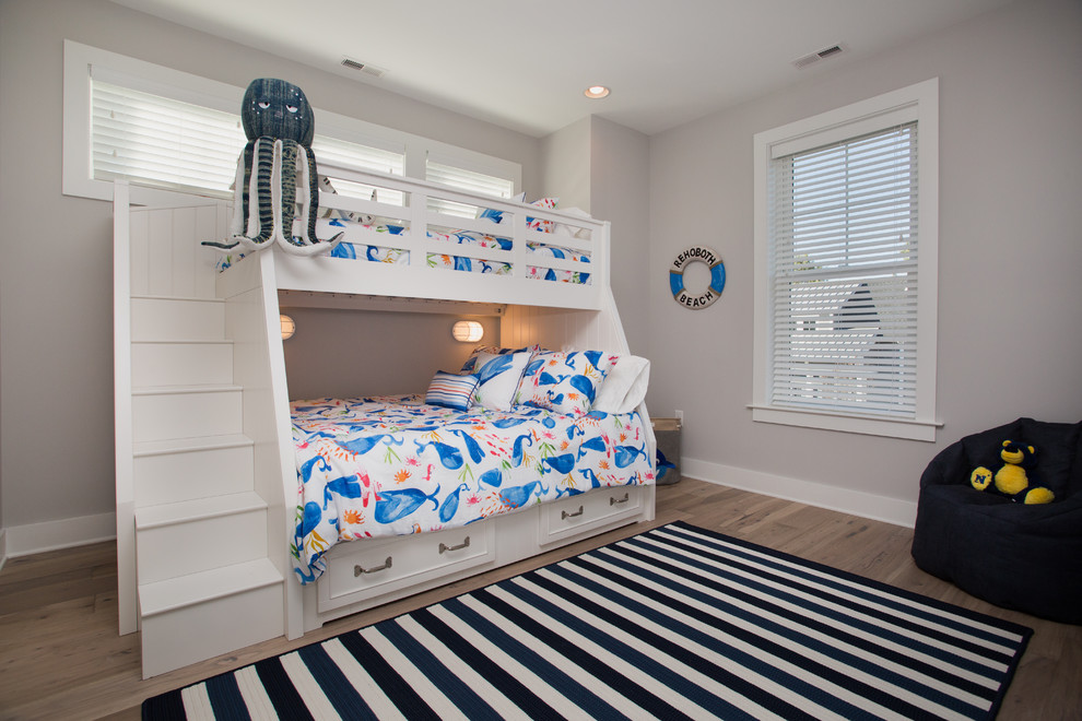Пример оригинального дизайна: детская в морском стиле с спальным местом, серыми стенами, светлым паркетным полом и коричневым полом для двоих детей