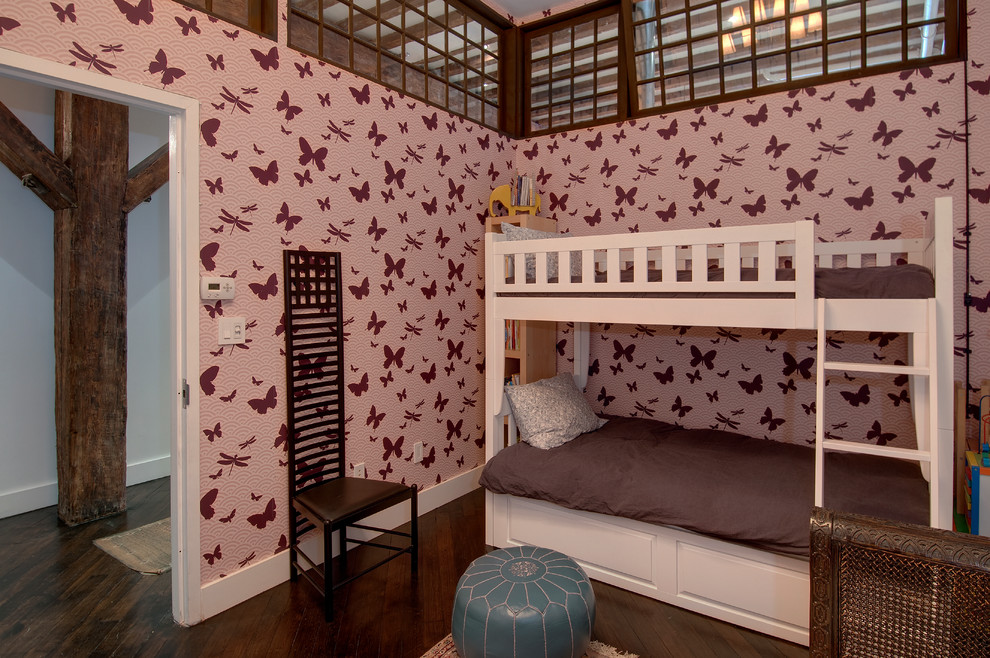 Diseño de dormitorio infantil de 1 a 3 años industrial con suelo de madera oscura y paredes multicolor