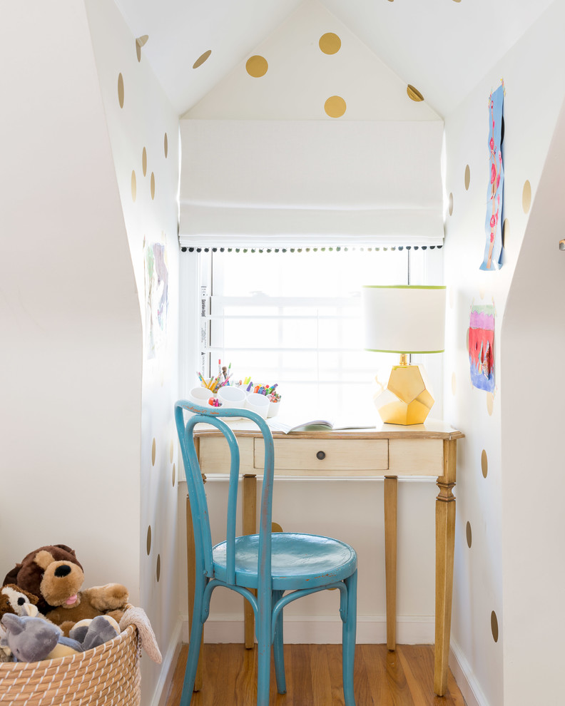 Imagen de habitación infantil unisex clásica renovada con escritorio, paredes multicolor y suelo de madera en tonos medios