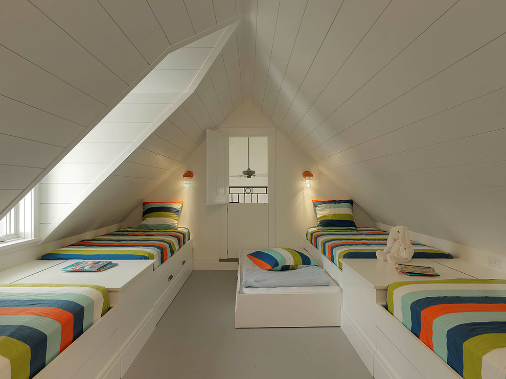 На фото: нейтральная детская среднего размера в стиле кантри с спальным местом, белыми стенами и деревянным полом для ребенка от 4 до 10 лет с