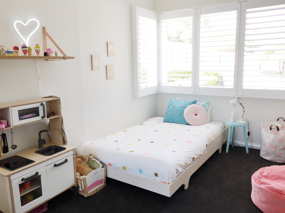 На фото: детская среднего размера в скандинавском стиле с спальным местом, белыми стенами, ковровым покрытием и серым полом для ребенка от 1 до 3 лет, девочки с