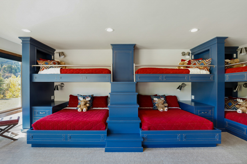 Diseño de dormitorio infantil de 4 a 10 años rústico grande con paredes blancas, moqueta y suelo beige