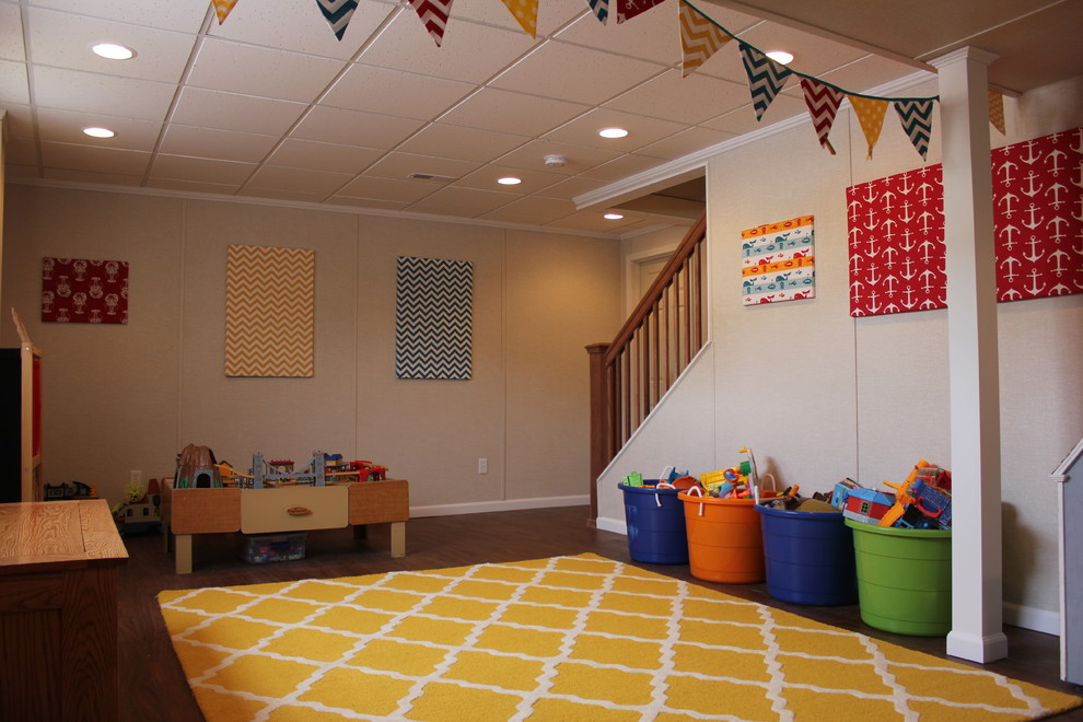 Idee per una cameretta per bambini da 4 a 10 anni minimal di medie dimensioni con pareti beige e parquet scuro