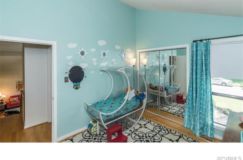 Idéer för att renovera ett litet retro könsneutralt småbarnsrum kombinerat med sovrum, med blå väggar och mellanmörkt trägolv