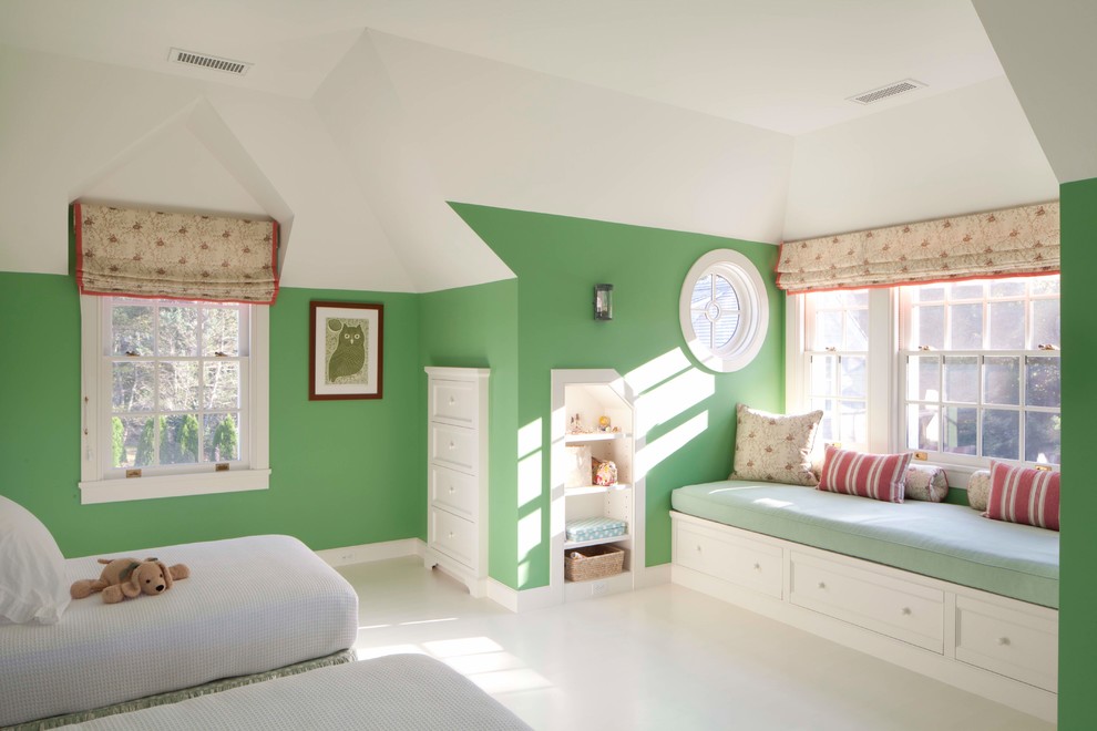 На фото: детская среднего размера в классическом стиле с зелеными стенами, деревянным полом, спальным местом и белым полом для ребенка от 4 до 10 лет, девочки