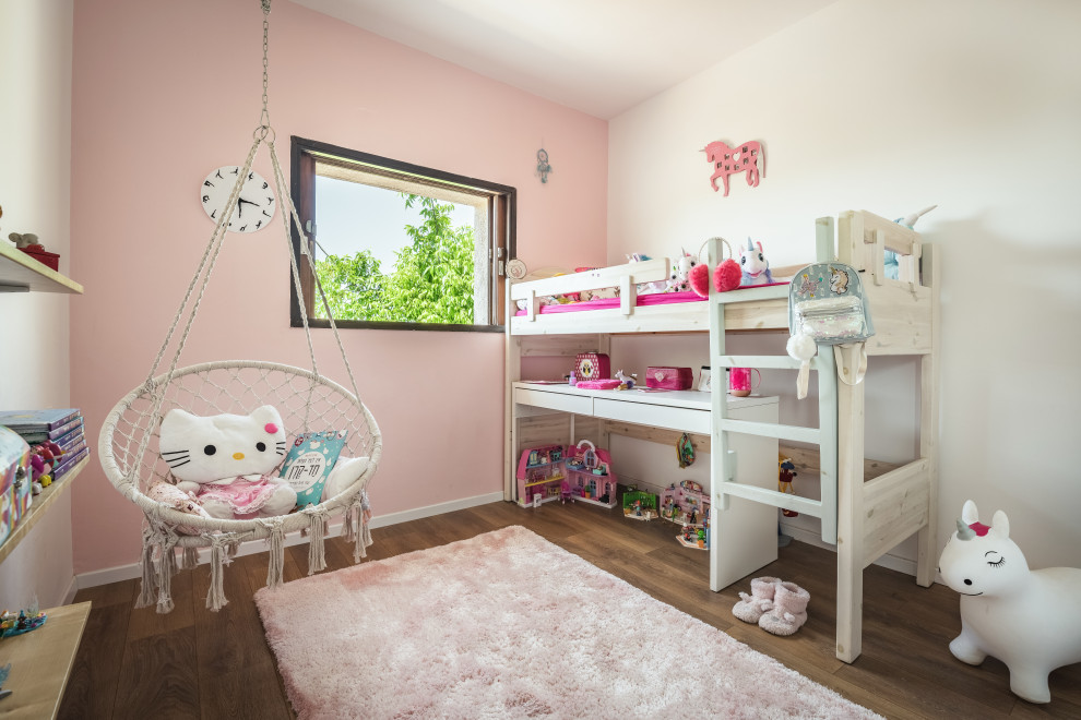 Свежая идея для дизайна: детская в скандинавском стиле с спальным местом, розовыми стенами, паркетным полом среднего тона и коричневым полом для девочки - отличное фото интерьера