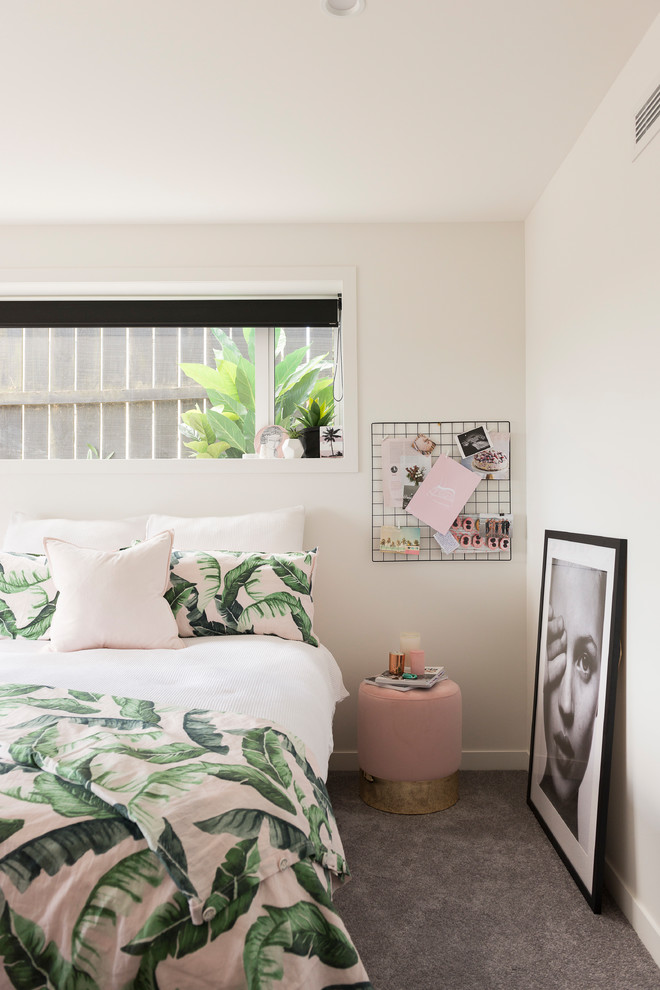 Modernes Kinderzimmer mit Schlafplatz, weißer Wandfarbe, Teppichboden und grauem Boden in Auckland