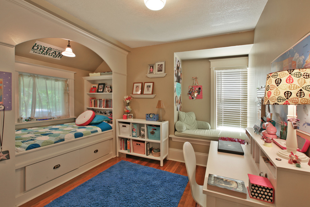 Example of an arts and crafts kids' room design in Portland