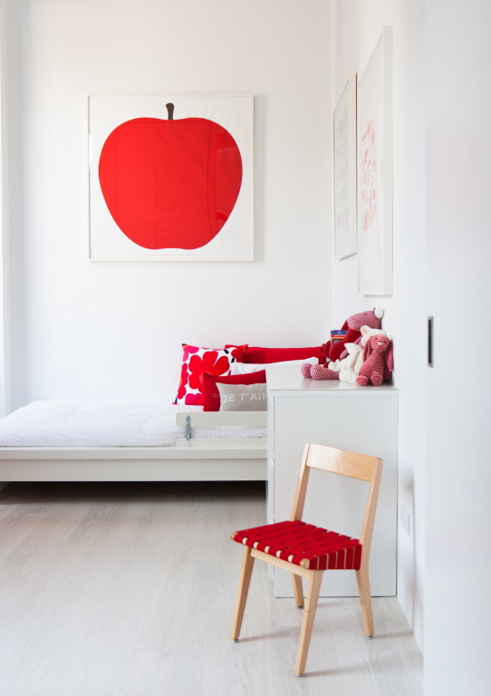 Skandinavisches Mädchenzimmer mit Schlafplatz, weißer Wandfarbe und hellem Holzboden in New York