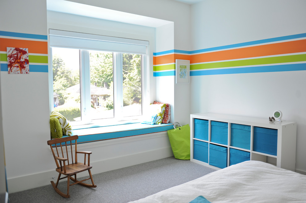 Diseño de dormitorio infantil contemporáneo con paredes blancas
