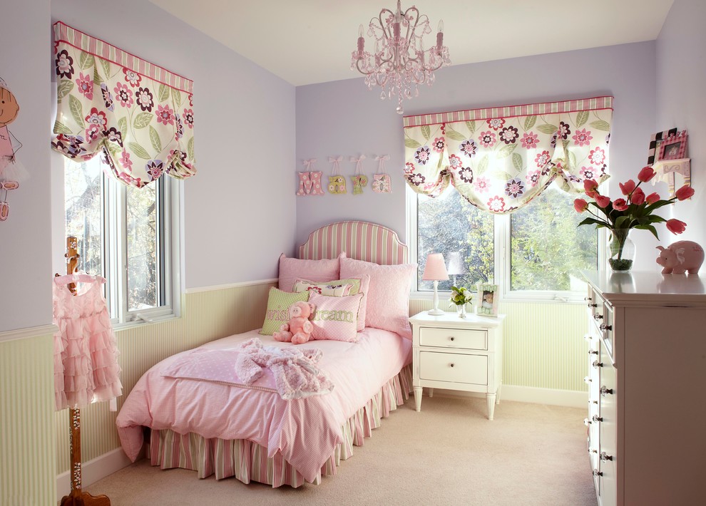 Inspiration for a traditional kids' bedroom for girls in Montreal with carpet and multi-coloured walls.