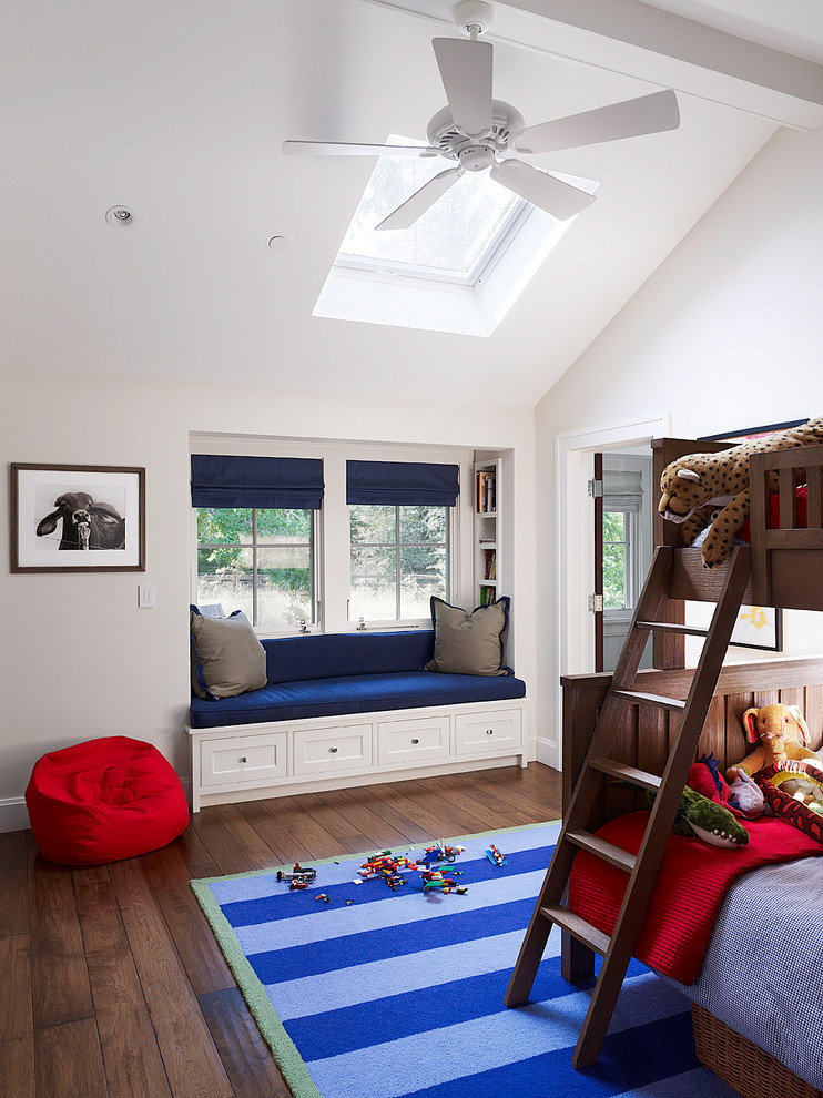 Cette image montre une chambre d'enfant de 4 à 10 ans traditionnelle avec un mur blanc, parquet foncé et un lit superposé.
