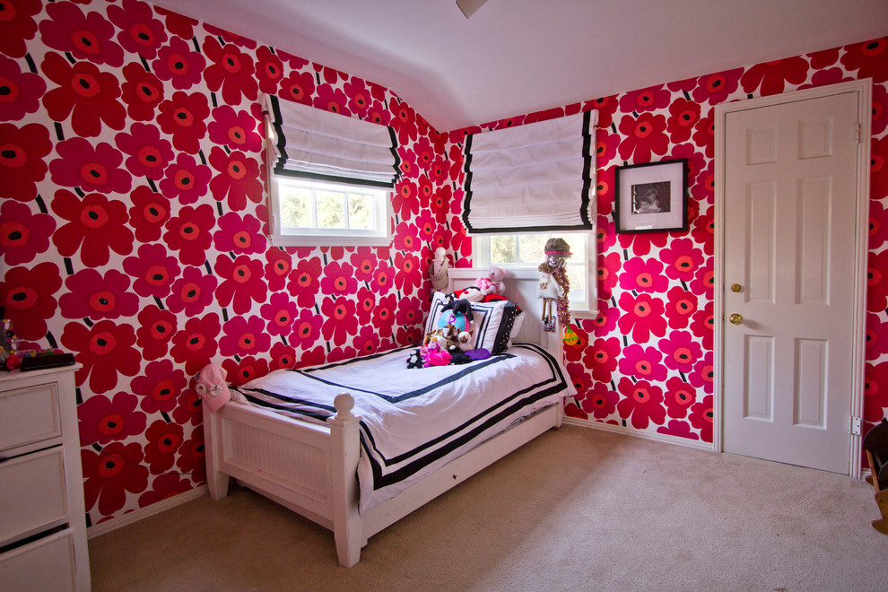 Bild på ett mellanstort vintage flickrum kombinerat med sovrum och för 4-10-åringar, med heltäckningsmatta och flerfärgade väggar