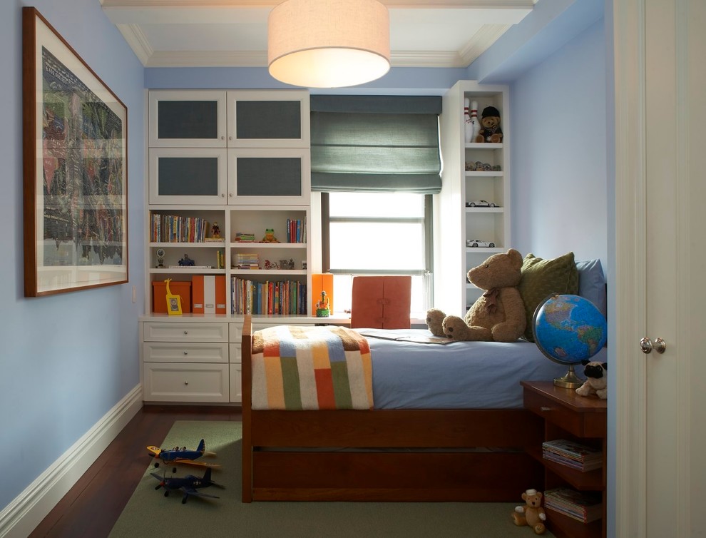 Modelo de dormitorio infantil de 4 a 10 años tradicional pequeño con paredes azules, suelo de madera oscura y suelo marrón