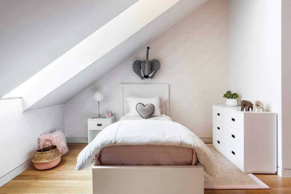 Свежая идея для дизайна: детская среднего размера в современном стиле с спальным местом, розовыми стенами, паркетным полом среднего тона и коричневым полом для ребенка от 4 до 10 лет, девочки - отличное фото интерьера