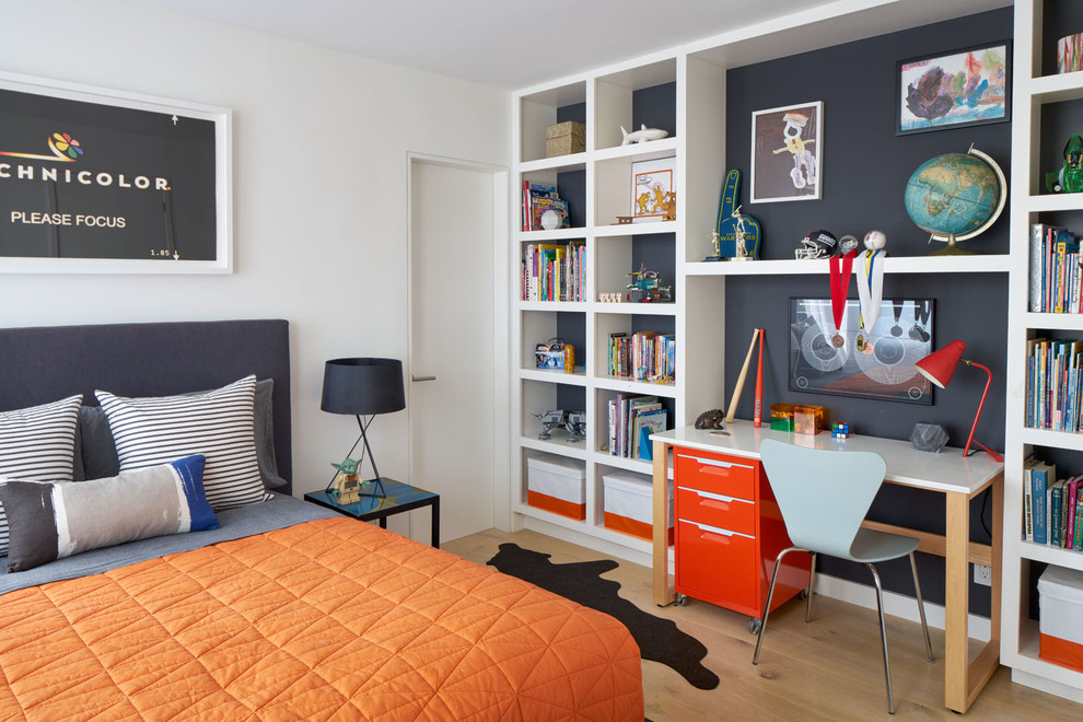 Bild på ett 60 tals pojkrum kombinerat med sovrum, med ljust trägolv och flerfärgade väggar