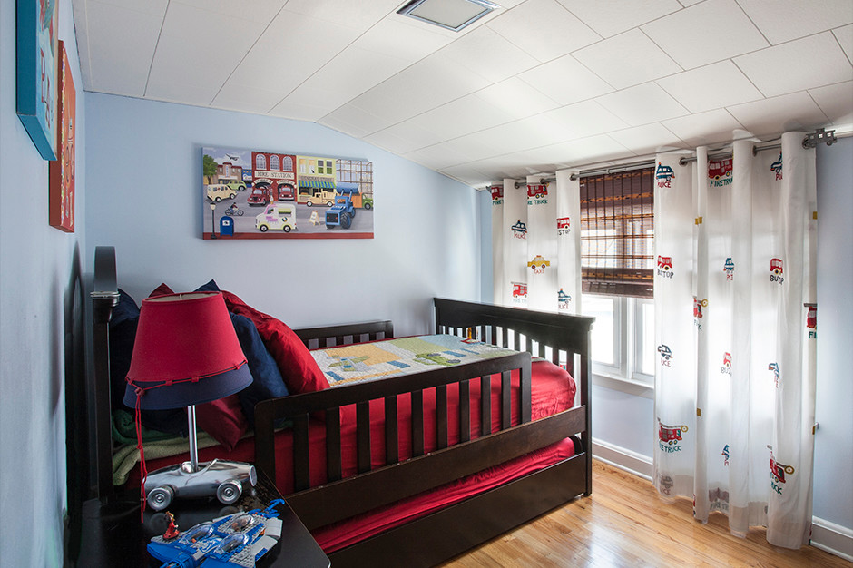 Свежая идея для дизайна: детская среднего размера в стиле неоклассика (современная классика) с спальным местом, синими стенами и светлым паркетным полом для ребенка от 4 до 10 лет, мальчика - отличное фото интерьера