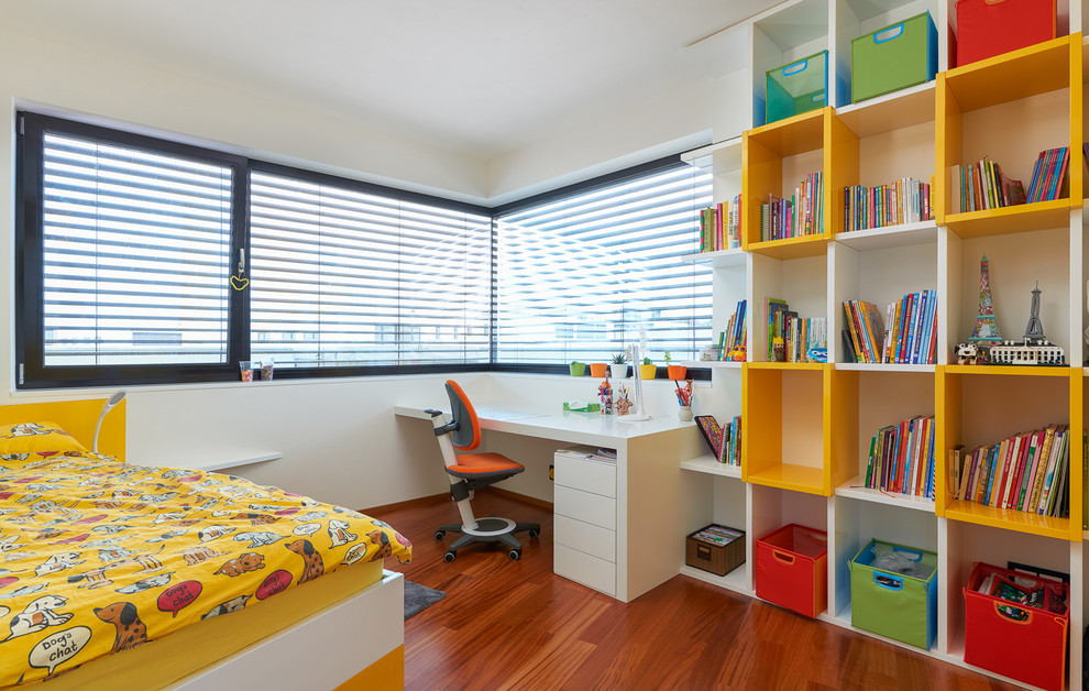 Foto di una cameretta per bambini contemporanea di medie dimensioni con pareti bianche e pavimento in legno massello medio