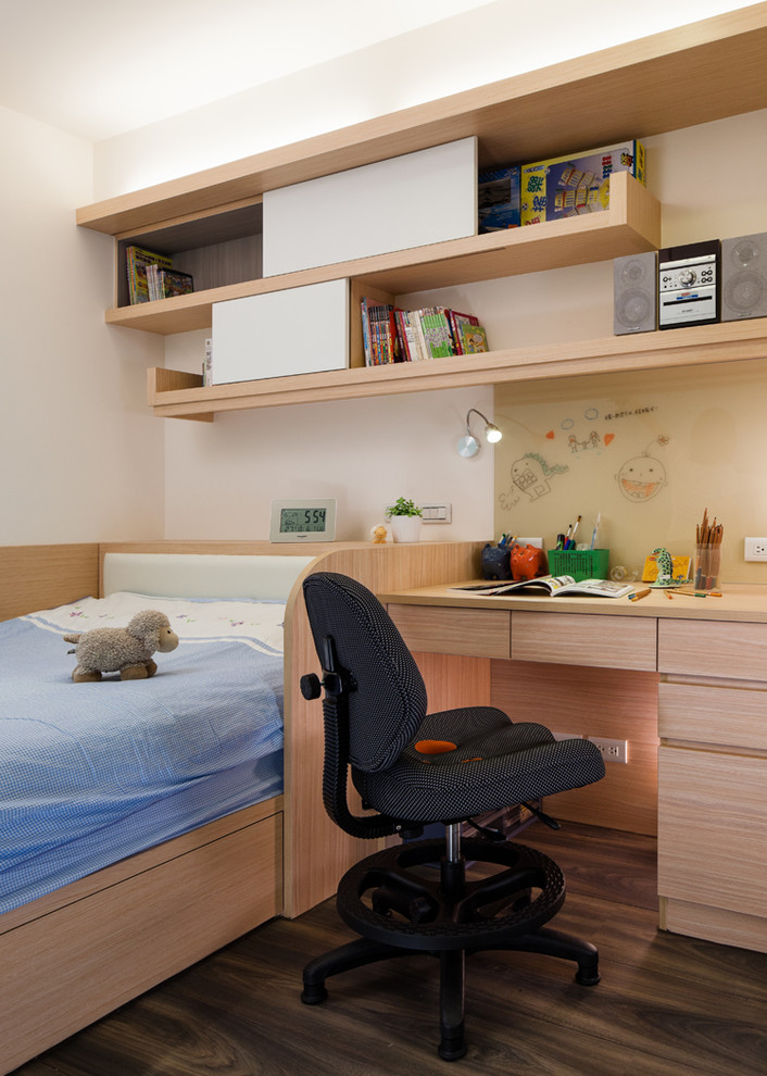Ejemplo de dormitorio infantil contemporáneo con paredes blancas y suelo de madera oscura