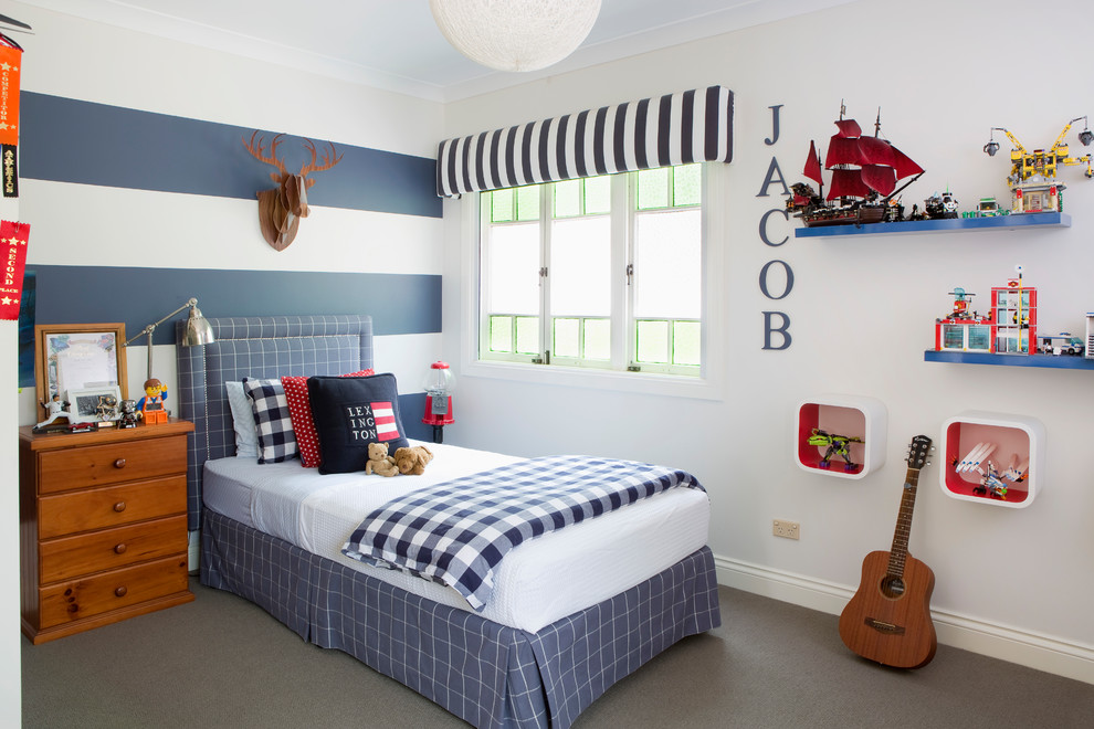 Foto på ett maritimt pojkrum kombinerat med sovrum och för 4-10-åringar, med vita väggar, heltäckningsmatta och grått golv