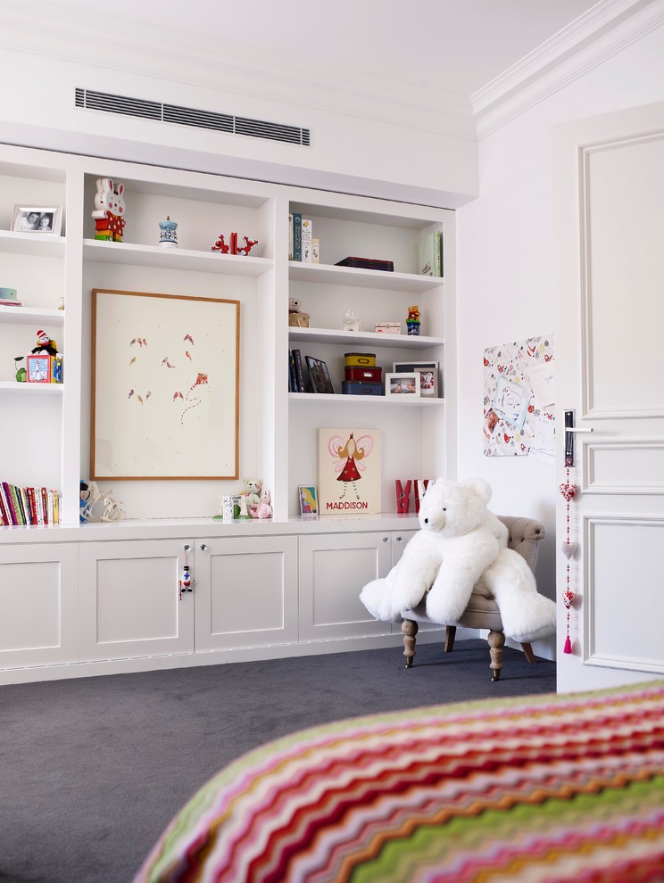 Imagen de habitación de niña clásica con paredes blancas