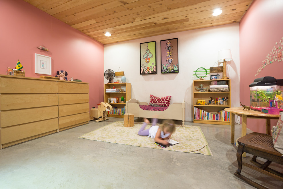 Inspiration för ett lantligt flickrum kombinerat med sovrum och för 4-10-åringar, med betonggolv, grått golv och flerfärgade väggar