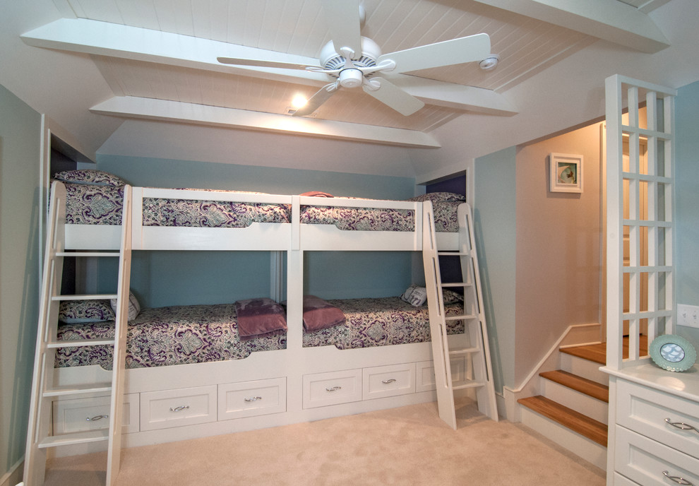 Inredning av ett maritimt barnrum kombinerat med sovrum, med blå väggar