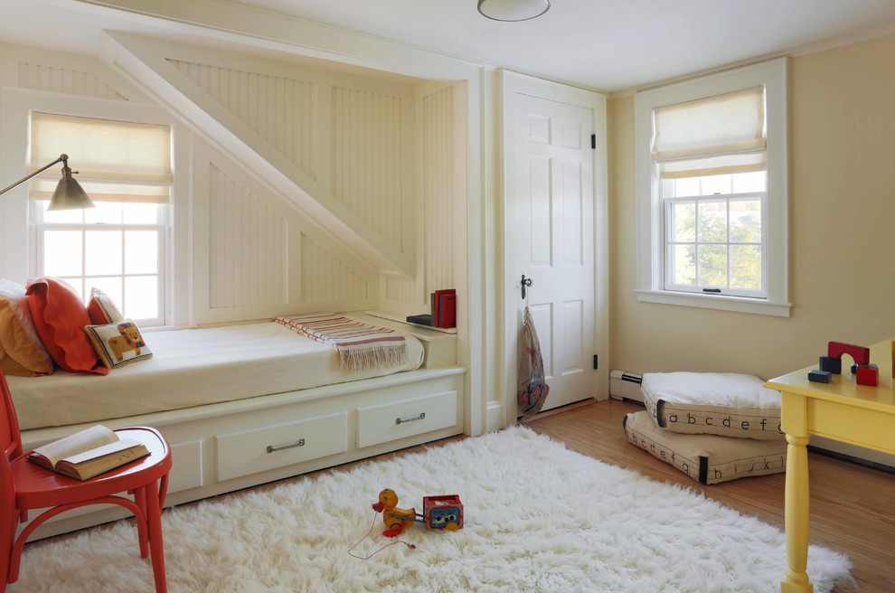 Inspiration för klassiska könsneutrala småbarnsrum kombinerat med sovrum, med beige väggar och ljust trägolv