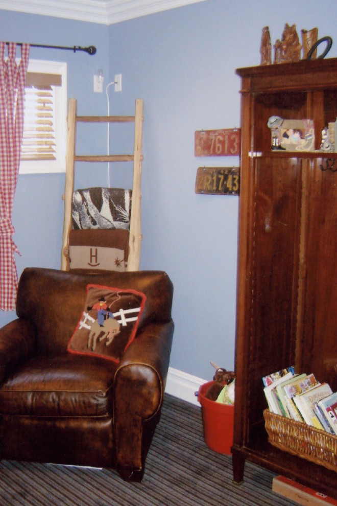 Источник вдохновения для домашнего уюта: детская среднего размера в стиле рустика с спальным местом, синими стенами и ковровым покрытием для мальчика