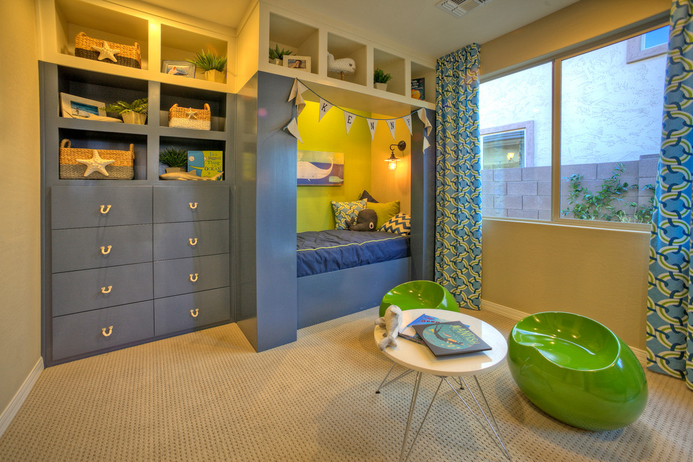 Diseño de dormitorio infantil de 4 a 10 años clásico renovado de tamaño medio con paredes beige y moqueta