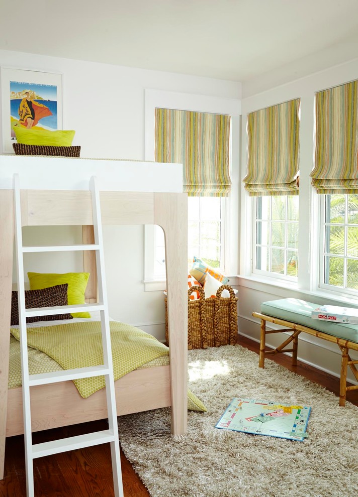 アトランタにあるビーチスタイルのおしゃれな子供部屋 (白い壁、濃色無垢フローリング、二段ベッド) の写真