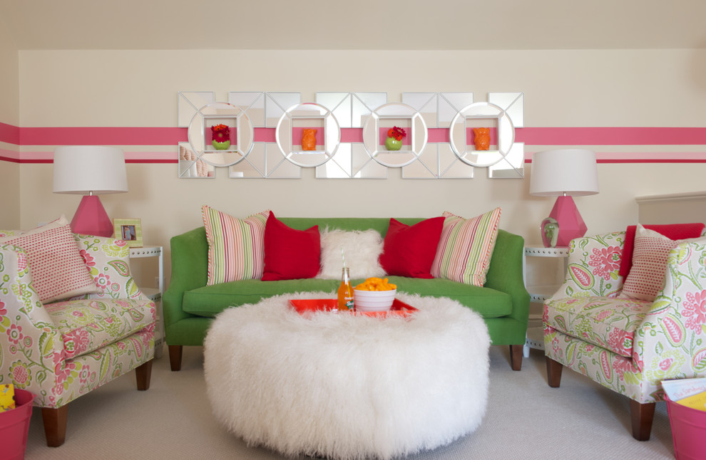 Inspiration för ett stort funkis barnrum kombinerat med sovrum, med flerfärgade väggar och heltäckningsmatta