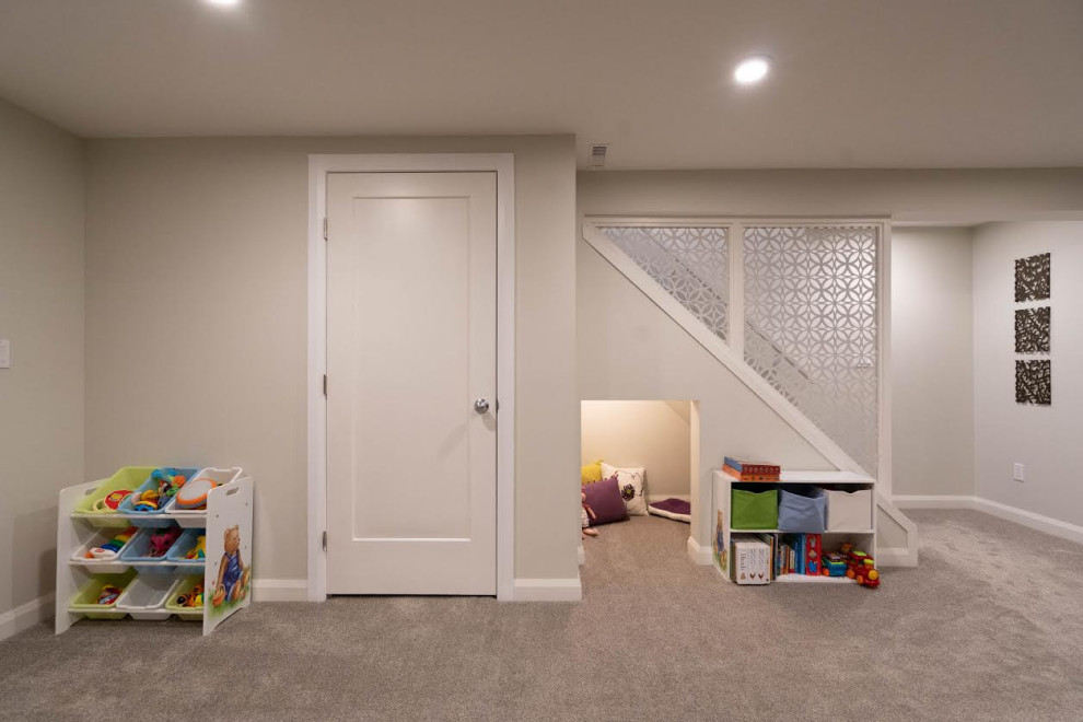 Inspiration för ett stort 60 tals småbarnsrum kombinerat med lekrum, med beige väggar, heltäckningsmatta och brunt golv
