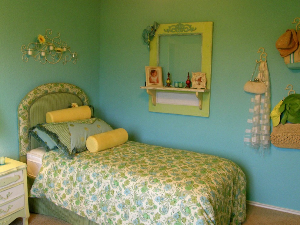 На фото: детская среднего размера в стиле шебби-шик с спальным местом, ковровым покрытием и синими стенами для ребенка от 4 до 10 лет, девочки с