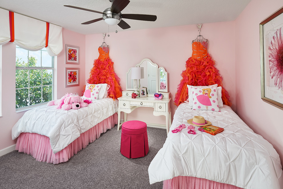 Пример оригинального дизайна: детская в классическом стиле с спальным местом, розовыми стенами, ковровым покрытием и серым полом для ребенка от 4 до 10 лет, девочки, двоих детей