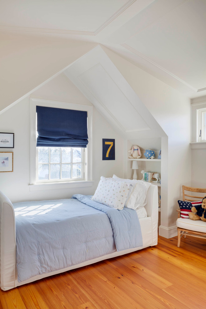 Réalisation d'une chambre d'enfant de 4 à 10 ans marine de taille moyenne avec un mur blanc et un sol en bois brun.