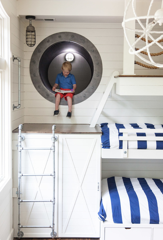 Idée de décoration pour une chambre d'enfant de 4 à 10 ans marine avec un mur blanc et un lit superposé.