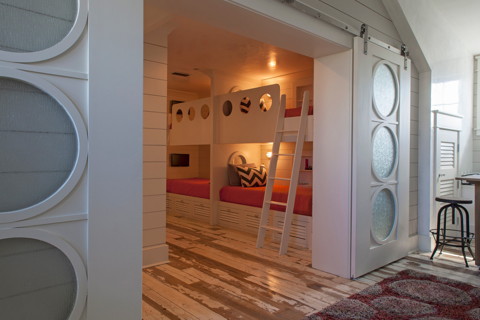Пример оригинального дизайна: нейтральная детская в стиле неоклассика (современная классика) с спальным местом, белыми стенами и светлым паркетным полом для ребенка от 4 до 10 лет, двоих детей
