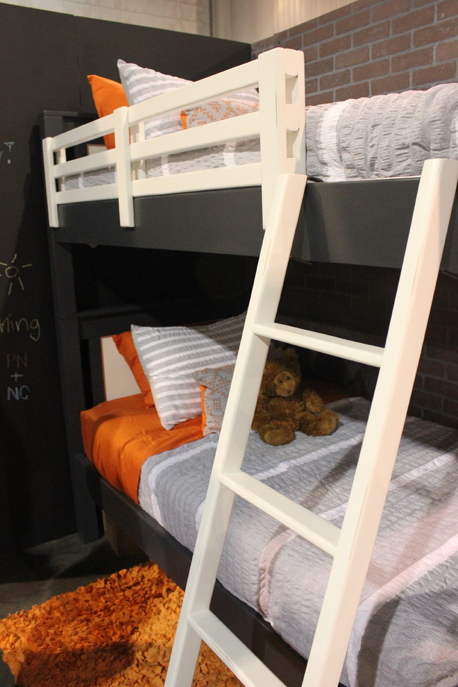 Modern inredning av ett mellanstort pojkrum kombinerat med sovrum och för 4-10-åringar, med svarta väggar och betonggolv