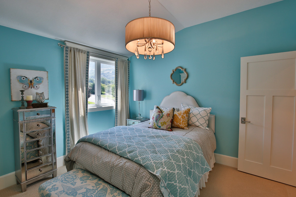 Exempel på ett stort klassiskt flickrum kombinerat med sovrum och för 4-10-åringar, med blå väggar och heltäckningsmatta