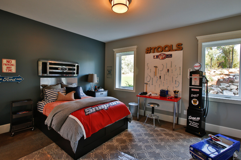 Exemple d'une grande chambre d'enfant chic avec un mur gris et moquette.