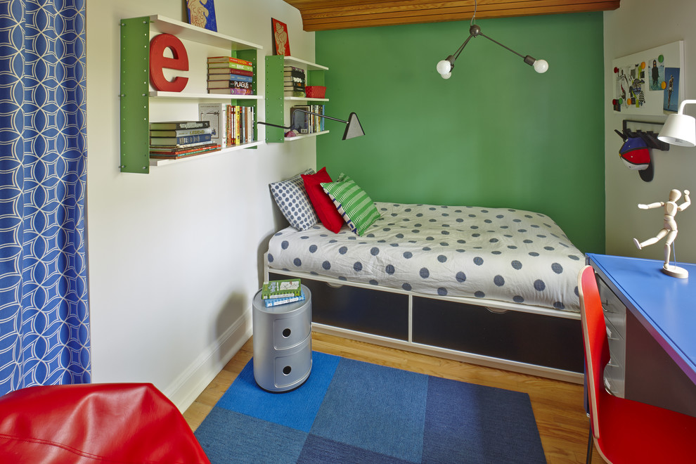 Kleines Modernes Kinderzimmer mit Schlafplatz, weißer Wandfarbe und hellem Holzboden in Toronto