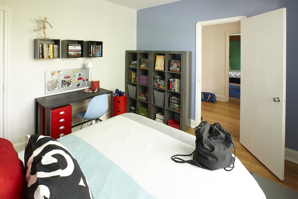 Diseño de dormitorio infantil moderno pequeño con paredes blancas y suelo de madera clara