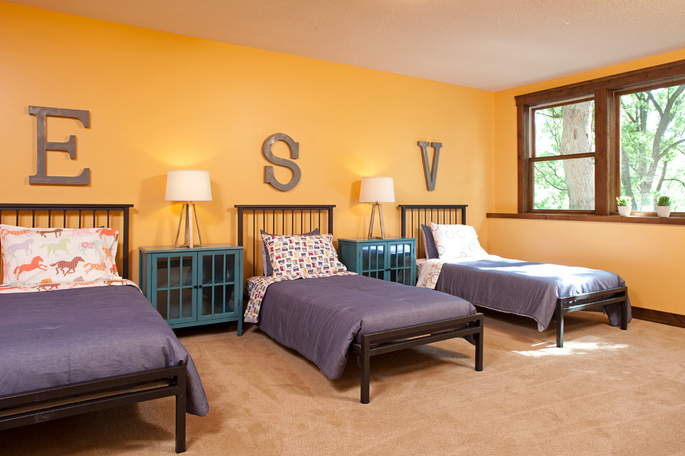 Aménagement d'une chambre d'enfant de 4 à 10 ans classique de taille moyenne avec un mur jaune, moquette et un sol beige.