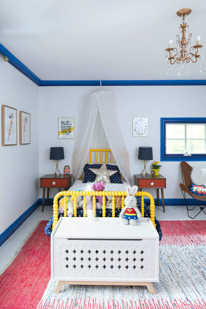 Immagine di una cameretta per bambini da 4 a 10 anni country di medie dimensioni con pareti bianche, pavimento in legno massello medio e pavimento bianco
