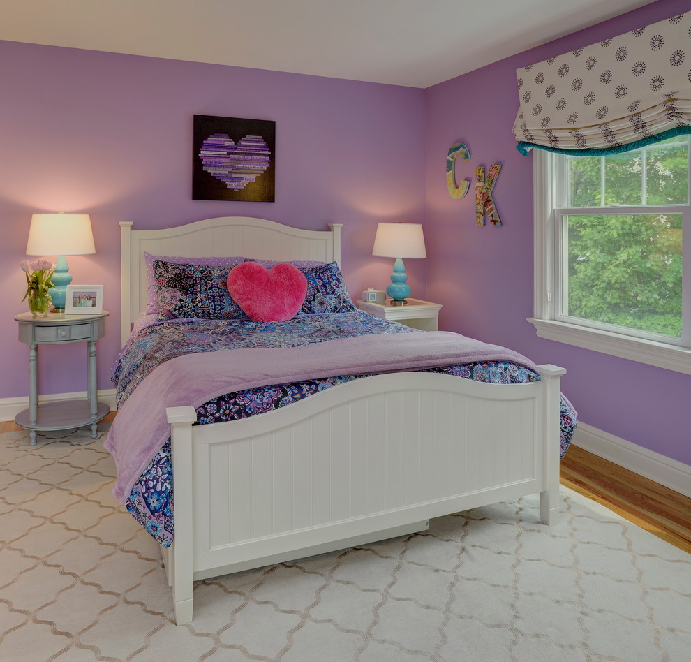 Idéer för ett mellanstort klassiskt flickrum kombinerat med sovrum och för 4-10-åringar, med lila väggar, mellanmörkt trägolv och brunt golv